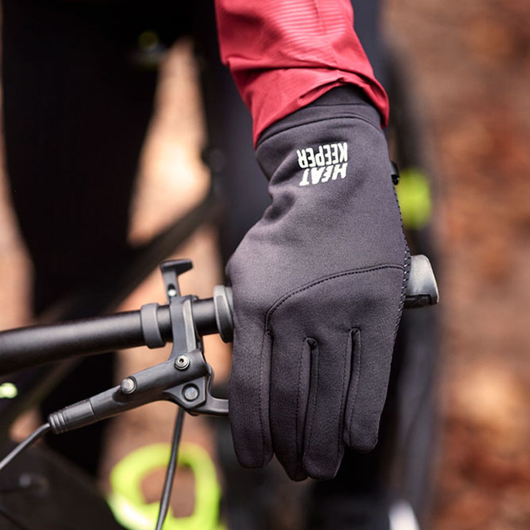 Estas luvas pretas para os dias de frio e Inverno, são adequadas para desporto, como futebol, ciclismo… As meias têm grip na palma da mão, para obter mais aderência.
