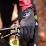 Estas luvas pretas para os dias de frio e Inverno, são adequadas para desporto, como futebol, ciclismo… As meias têm grip na palma da mão, para obter mais aderência.