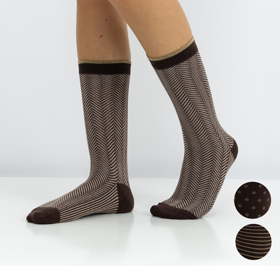 Meias clássicas com padrão, para mulher, em fibra de bambu, na cor castanha e bege. Meias frescas e suaves.