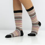 Meias clássicas com padrão, para mulher, em fibra de bambu, na cor rosa e bege. Meias frescas e suaves.