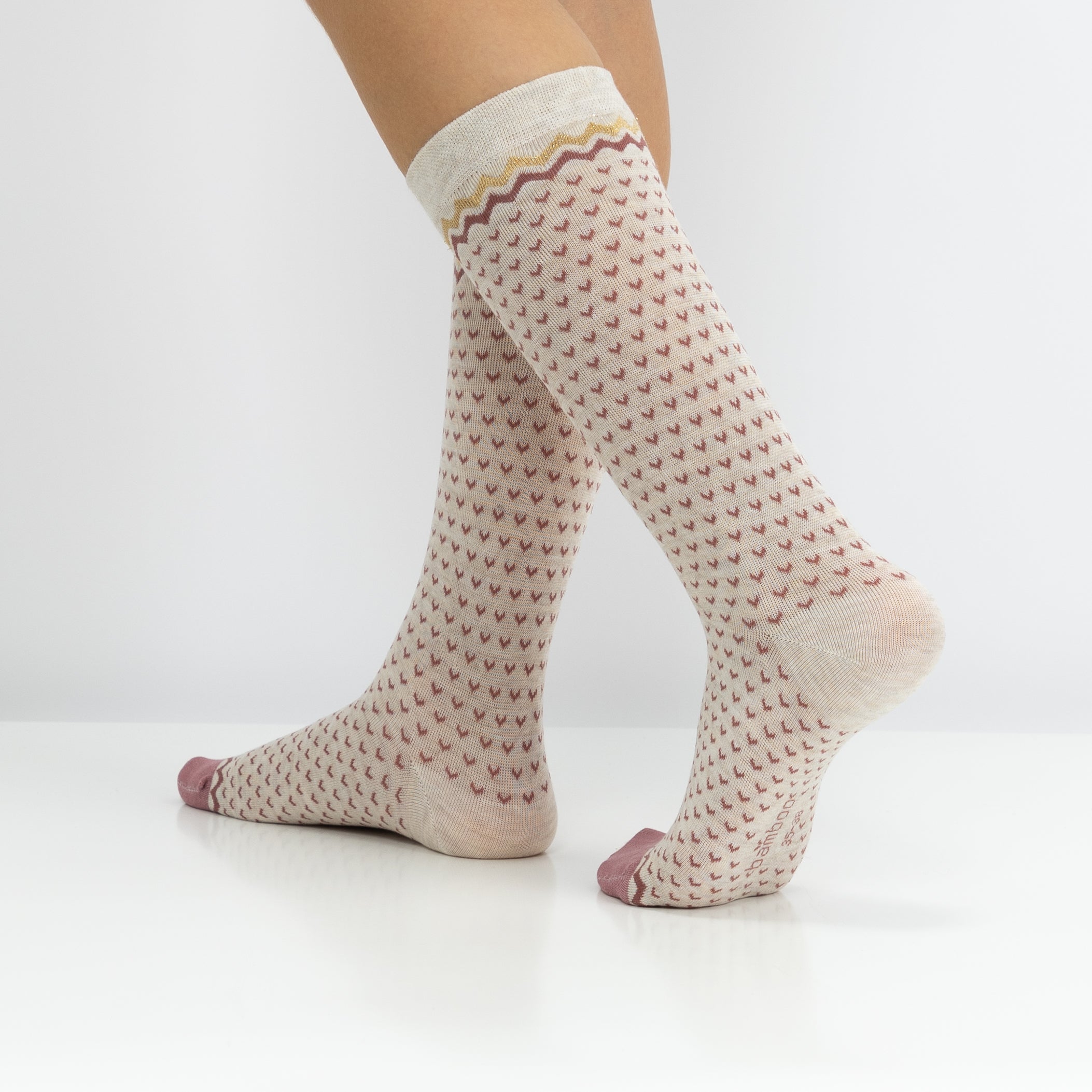 Meias clássicas com padrão, para mulher, em fibra de bambu, na cor rosa e bege. Meias frescas e suaves.