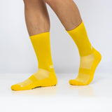 Meias com antiderrapante (grip), na cor amarelo, para desporto como o futebol ou futsal..