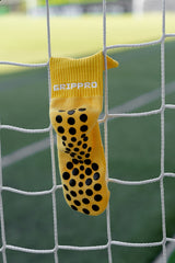 Meias com antiderrapante (grip), na cor amarelo, para desporto como o futebol ou futsal..