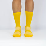 Meias com antiderrapante (grip), na cor amarelo, para desporto como o futebol ou futsal..