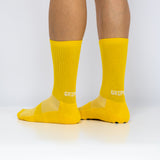 Meias com antiderrapante (grip), na cor amarela, para desporto como o futebol ou futsal..