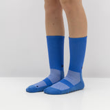 Meias com antiderrapante (grip), na cor azul, para desporto como o futebol.