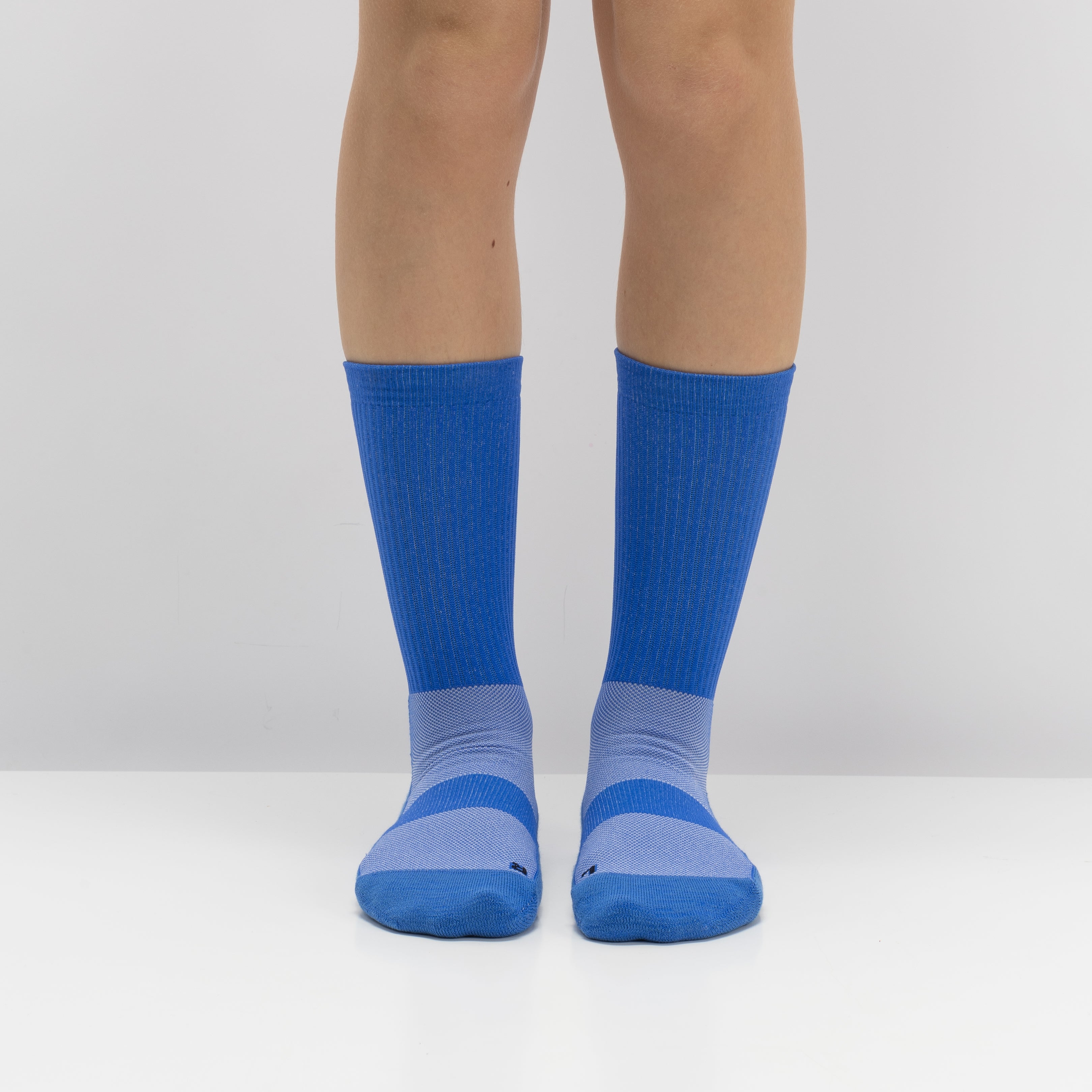 Meias com antiderrapante (grip), na cor azul, para desporto como o futebol.