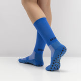 Meias com antiderrapante (grip), na cor azul, para desporto como o futebol.