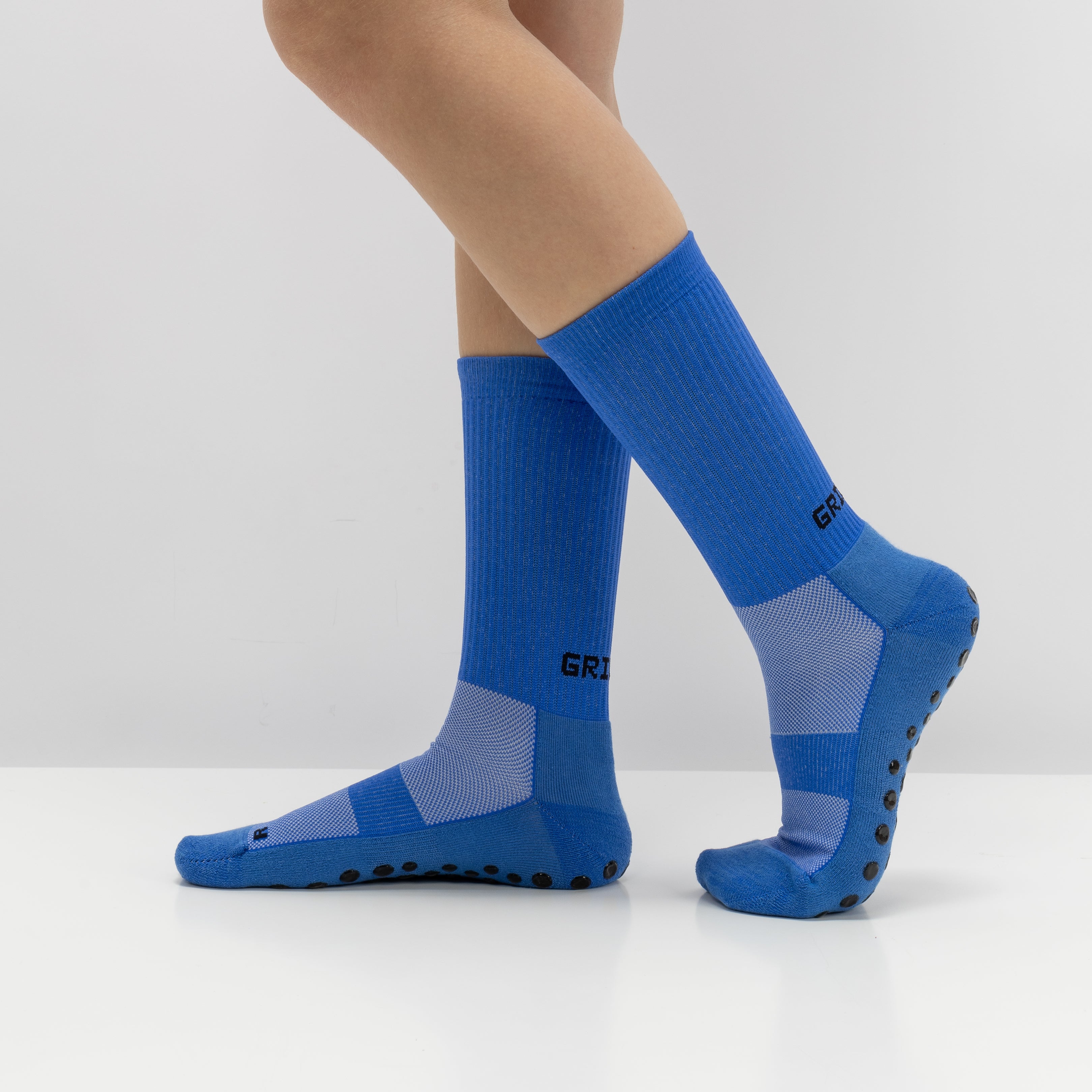 Meias com antiderrapante (grip), na cor azul, para desporto como o futebol.