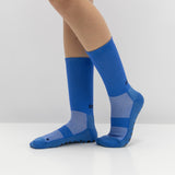 Meias com antiderrapante (grip), na cor azul, para desporto como o futebol.
