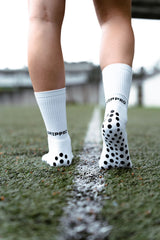 Meias com antiderrapante (grip), na cor branco, para desporto como o futebol ou futsal..