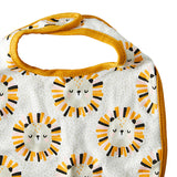 Um conjunto completo para bebés recém-nascidos, com itens suaves e seguros que tornam cada momento especial. Incluí Meias de algodão, um gorro macio, uma babete e uma nana/mantinha para dormir.