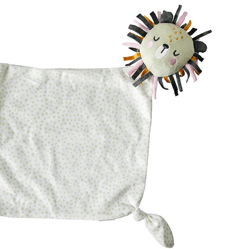 Um conjunto completo para bebés recém-nascidos, com itens suaves e seguros que tornam cada momento especial. Incluí Meias de algodão, um gorro macio, uma babete e uma nana/mantinha para dormir.