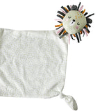 Um conjunto completo para bebés recém-nascidos, com itens suaves e seguros que tornam cada momento especial. Incluí Meias de algodão, um gorro macio, uma babete e uma nana/mantinha para dormir.