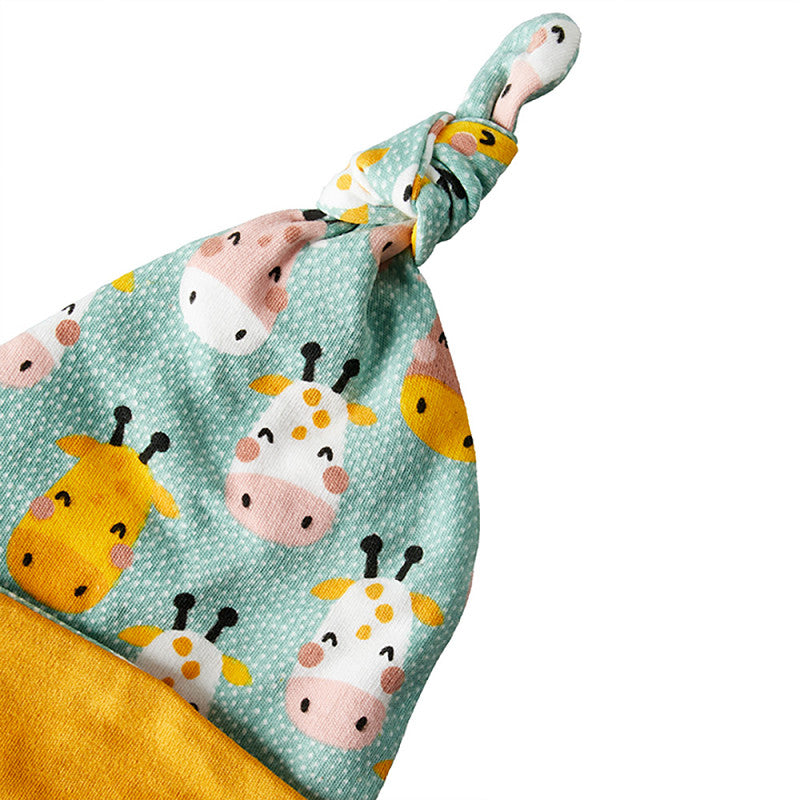 Um conjunto completo para bebés recém-nascidos, com itens suaves e seguros que tornam cada momento especial. Incluí Meias de algodão, um gorro macio, uma babete e uma nana/mantinha para dormir.