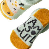 Um conjunto completo para bebés recém-nascidos, com itens suaves e seguros que tornam cada momento especial. Incluí Meias de algodão, um gorro macio, uma babete e uma nana/mantinha para dormir.