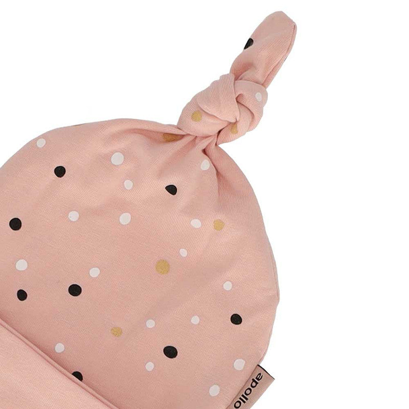 Um conjunto completo para bebés recém-nascidos, com itens suaves e seguros que tornam cada momento especial. Incluí Meias de algodão, um gorro macio, e um brinquedo.