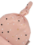 Um conjunto completo para bebés recém-nascidos, com itens suaves e seguros que tornam cada momento especial. Incluí Meias de algodão, um gorro macio, e um brinquedo.