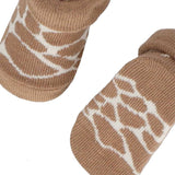 Um conjunto completo para bebés recém-nascidos, com itens suaves e seguros que tornam cada momento especial. Incluí Meias de algodão, um gorro macio, uma babete e uma nana/mantinha para dormir.