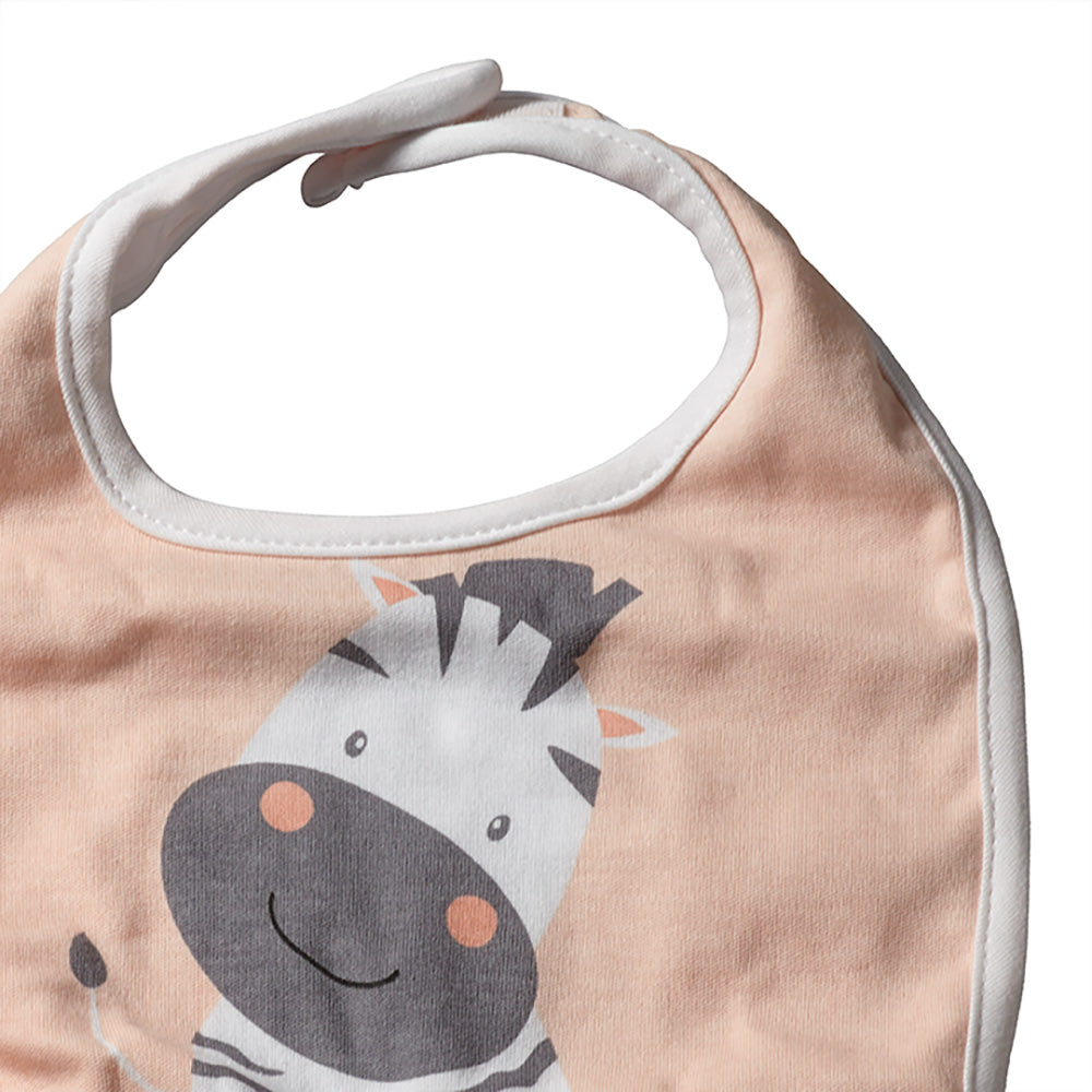 Um conjunto completo para bebés recém-nascidos, com itens suaves e seguros que tornam cada momento especial. Incluí Meias de algodão, um gorro macio, uma babete e uma nana/mantinha para dormir.