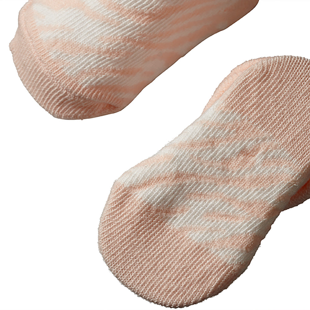 Um conjunto completo para bebés recém-nascidos, com itens suaves e seguros que tornam cada momento especial. Incluí Meias de algodão, um gorro macio, uma babete e uma nana/mantinha para dormir.