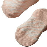 Um conjunto completo para bebés recém-nascidos, com itens suaves e seguros que tornam cada momento especial. Incluí Meias de algodão, um gorro macio, uma babete e uma nana/mantinha para dormir.