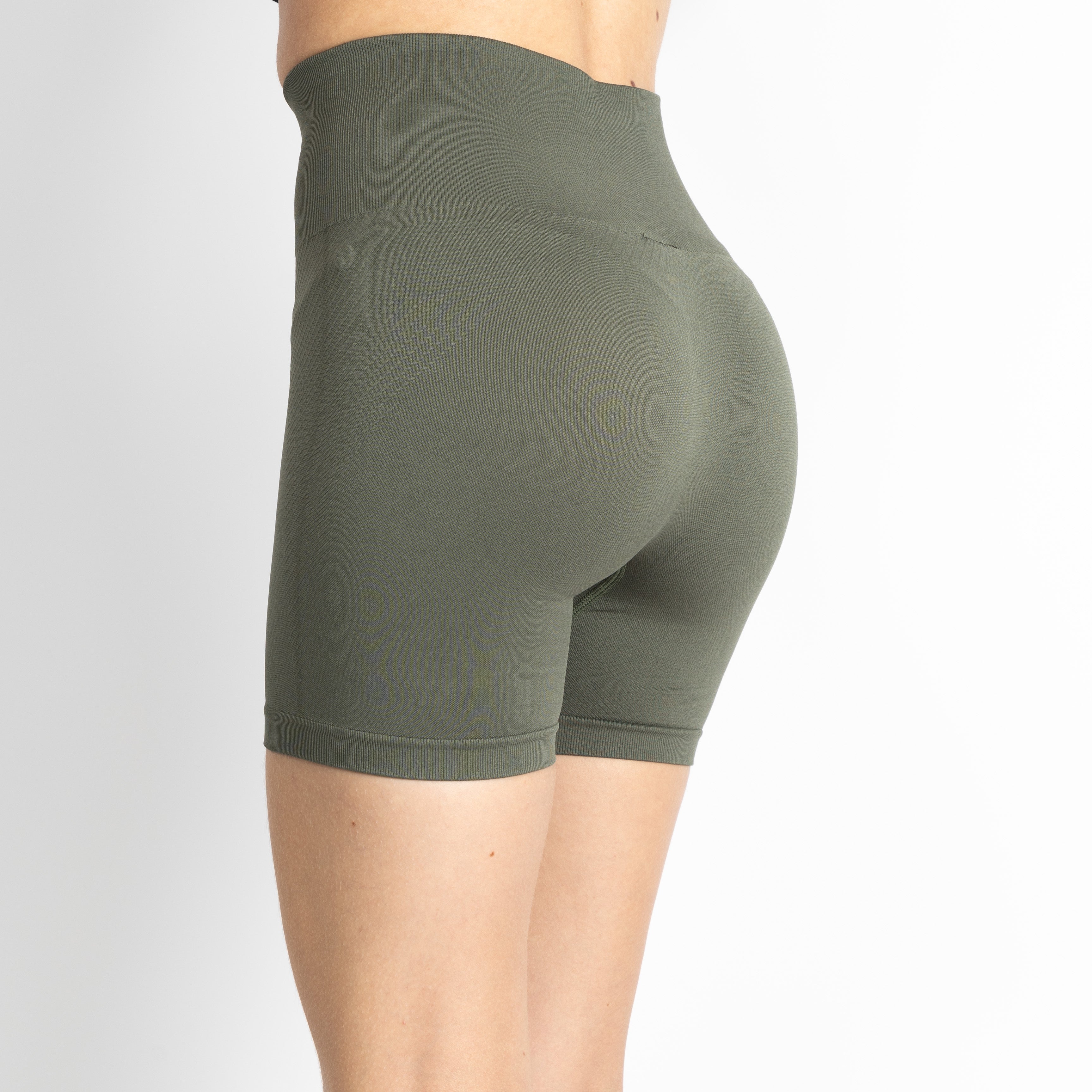 Calções curtos e justos, para mulher, na cor verde. Este calções são de desporto, têm um ajuste perfeito ao corpo e são opacos.