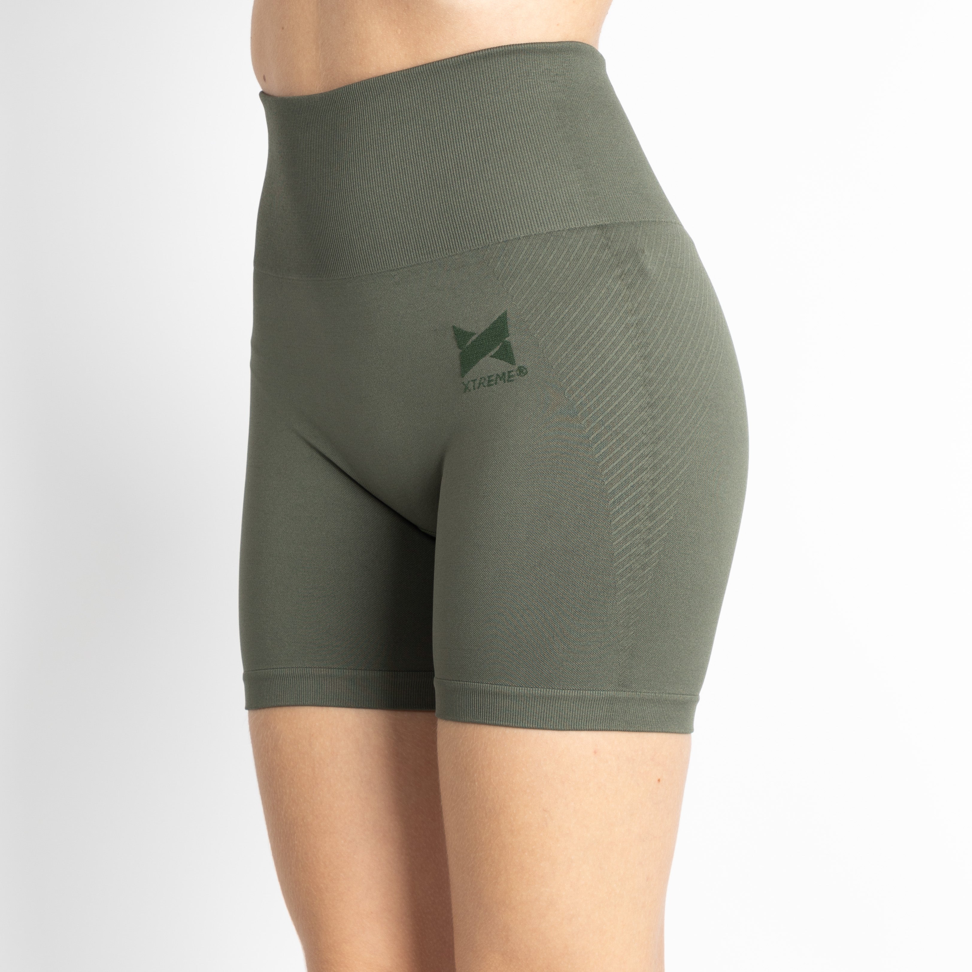 Calções curtos e justos, para mulher, na cor verde. Este calções são de desporto, têm um ajuste perfeito ao corpo e são opacos.