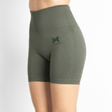 Calções curtos e justos, para mulher, na cor verde. Este calções são de desporto, têm um ajuste perfeito ao corpo e são opacos.