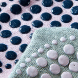 Pack de 2 meias de criança em algodão, antiderrapantes e sem costuras, com punho dobrável unicolor. Conforto e segurança máxima para o uso diário e pés sempre quentinhos.