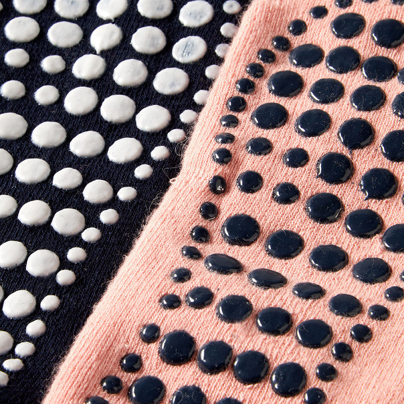 Pack de 2 meias de criança em algodão, antiderrapantes e sem costuras, com punho dobrável unicolor. Conforto e segurança máxima para o uso diário e pés sempre quentinhos.