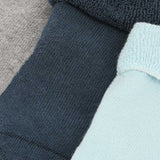 Pack de 4 meias de bebé em algodão, antiderrapantes e sem costuras, com punho dobrável unicolor. Conforto e segurança máxima para o uso diário e pés sempre quentinhos.