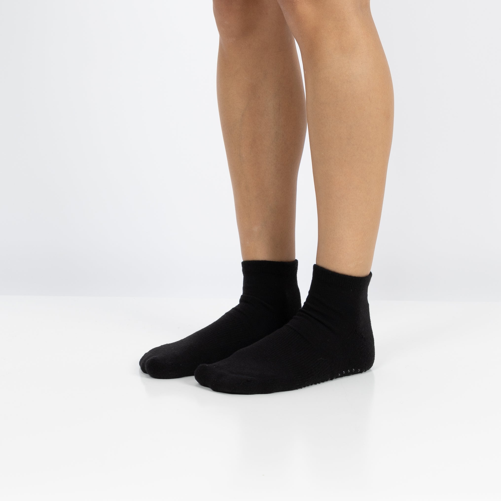 Meias em algodão com antiderrapante na sola, para fitness, yoga ou pilates. Na cor preta.