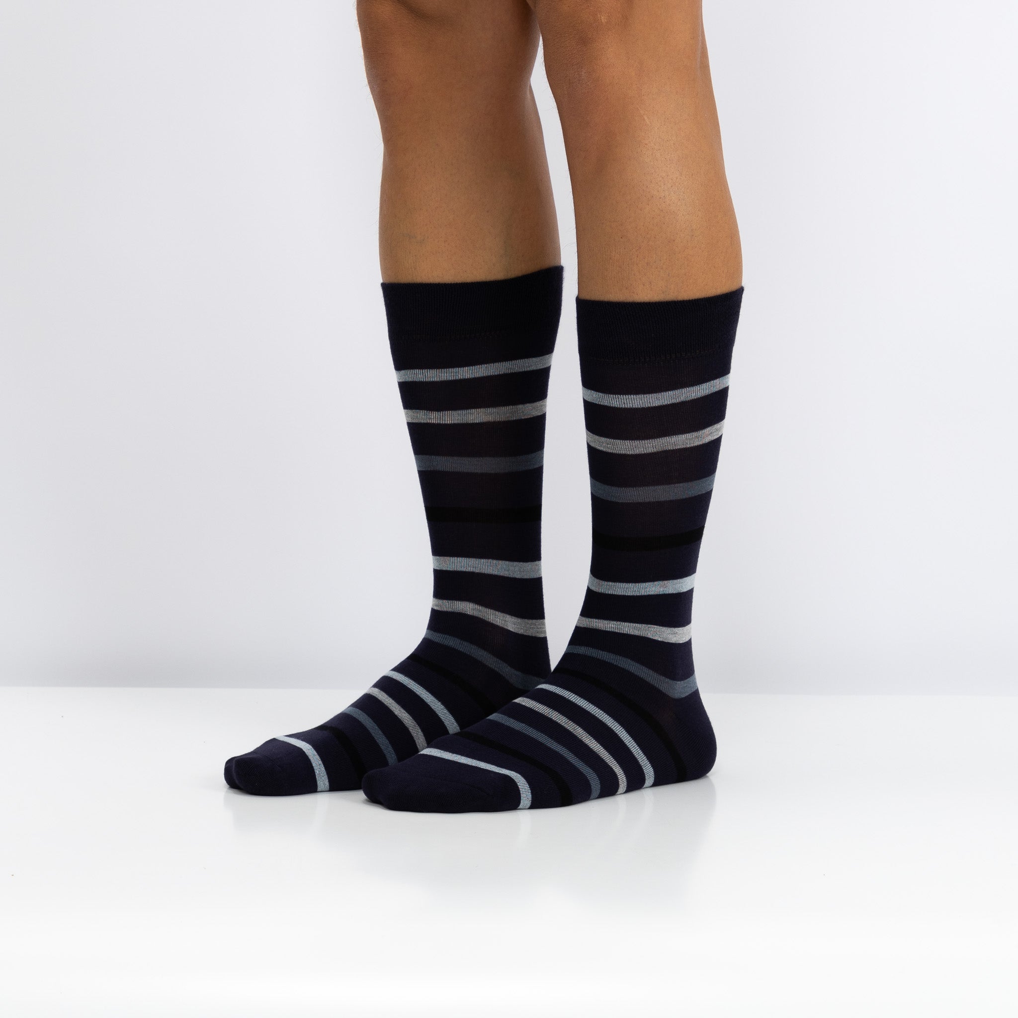 Meias clássicas com padrão, para homem, em fibra de bambu, na cor azul. Meias frescas e suaves.