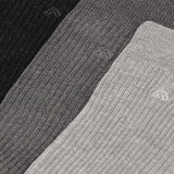 Meias caneladas, clássicas, para adulto, na cor cinza e preto, em fibra de bambu. Meias frescas e suaves.