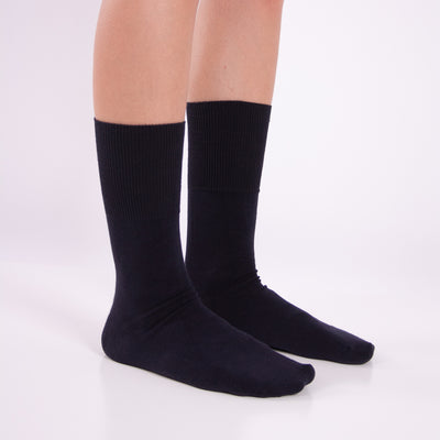 Meias em modal, na cor azul marinho, para pessoas com diabetes. Meias  que não apertam na perna.
