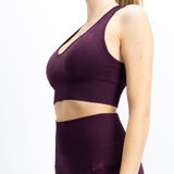 Top de desporto, na cor bordô, para mulher. Top com bom suporte no peito.Perfeito para atividades de alto desempenho.